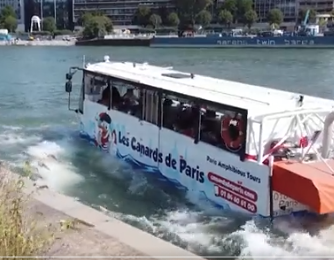 الحافلة تبحر فى المياه