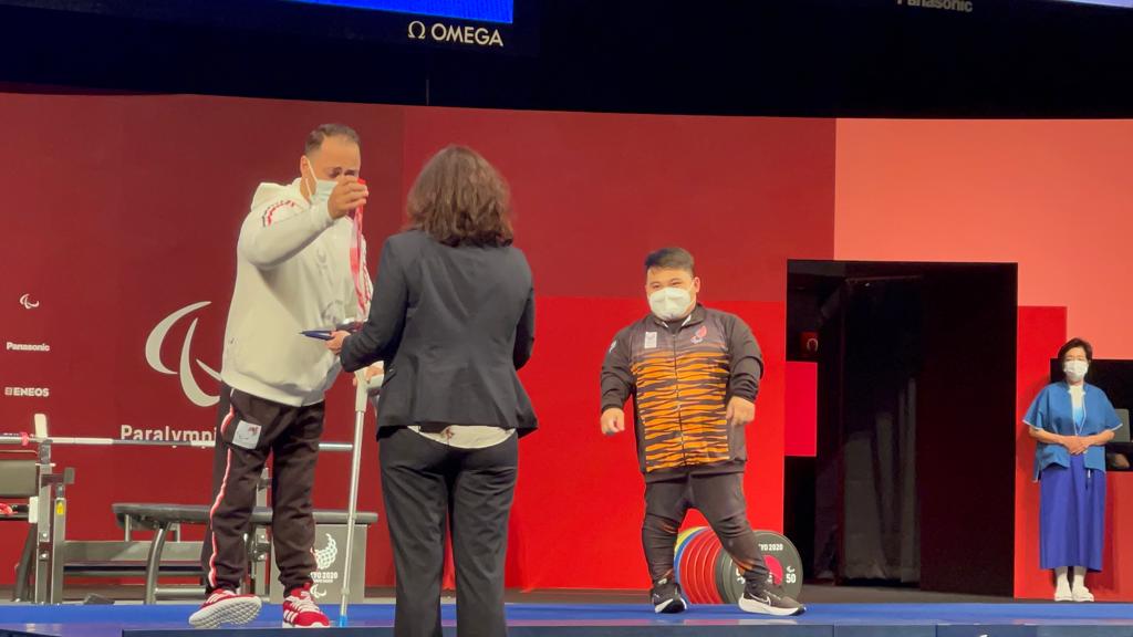 تتويج محمود صبرى بالميدالية الفضية في طوكيو 2020.. فيديو وصور (4)