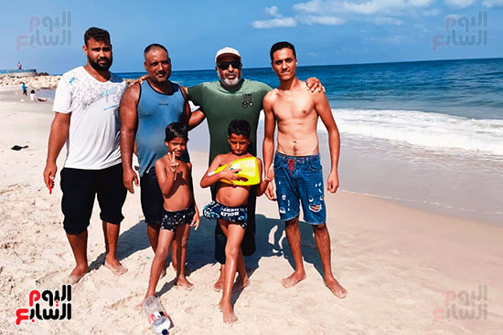 شباب-على-شاطئ-العريش-ينقذون-حياة-50-سلحفاة