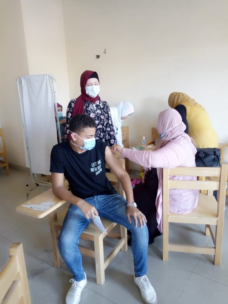 تطعيم منتسبي جامعة بنها (2)
