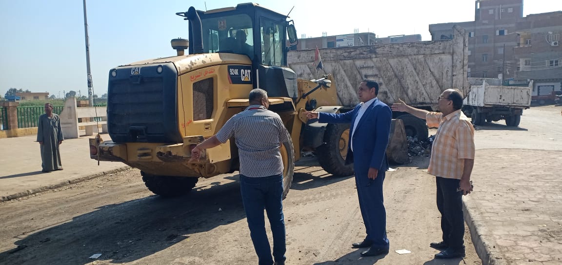 رئيس مدينة المحلة خلال حملة النظافة بكورنيش حجازى