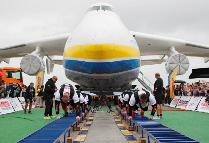 8 رياضيين يسحبون أضخم طائرة شحن في العالم (3)