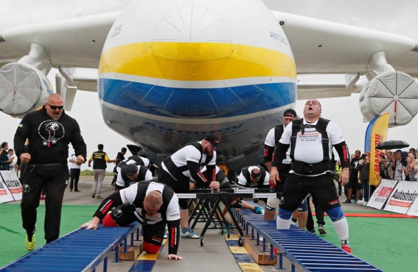8 رياضيين يسحبون أضخم طائرة شحن في العالم (1)
