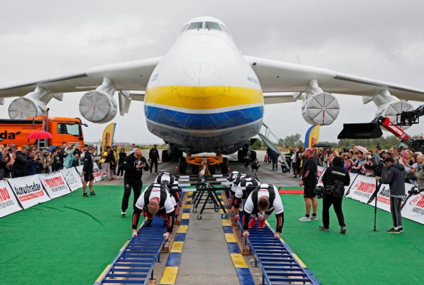 8 رياضيين يسحبون أضخم طائرة شحن في العالم (2)