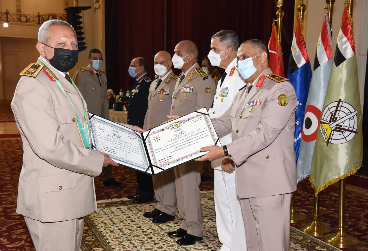 قادة القوات المسلحة المحالين للتقاعد