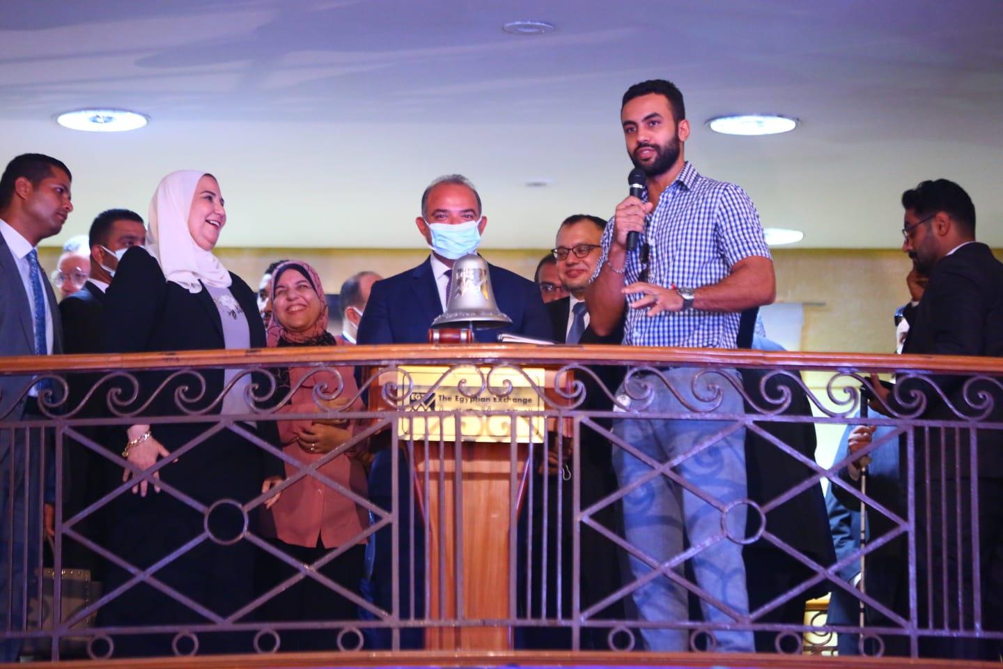 جانب من افتتاح جلسة التداول جانب من افتتاح جلسة التداول