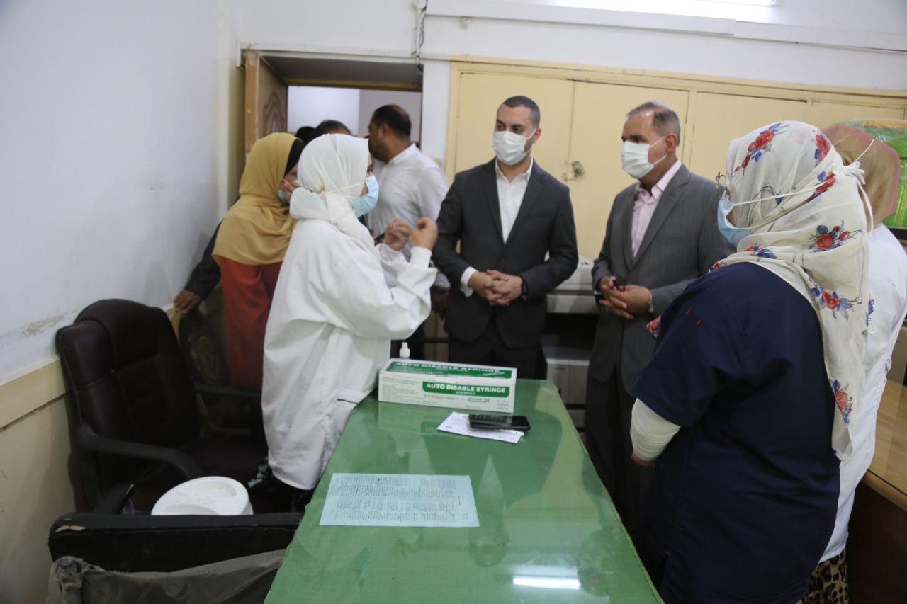 محافظ كفر الشيخ بتابع تلقي العاملين بالديوان للقاح
