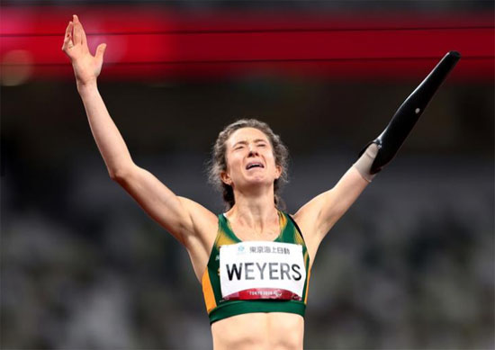 أنرون وايرز من جنوب إفريقيا بعد فوزها بالميدالية الذهبية