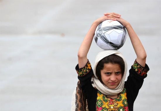 طفل تصطحب الكرة خلال مغادرة أفغانستان