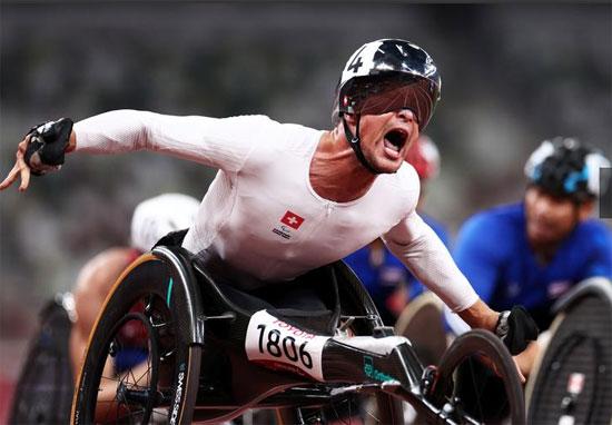 السويسري مارسيل هوغ بعد فوزه بالميدالية الذهبية في نهائي 5000 متر