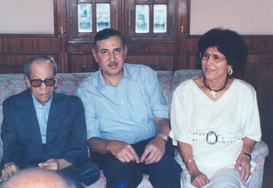 نجيب محفوظ مع فريدة الشوباشى وخالد جمال عبد الناصر