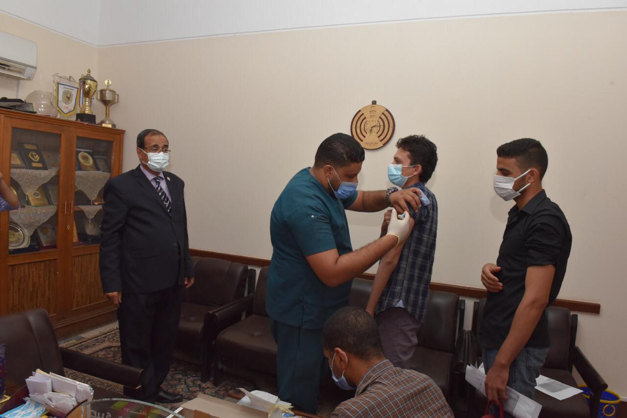 تطعيم طلاب جامعة سوهاج قبل رحلنهم للاسكندرية  (4)