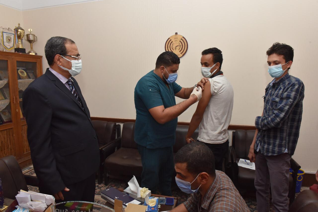 تطعيم طلاب جامعة سوهاج قبل رحلنهم للاسكندرية  (5)