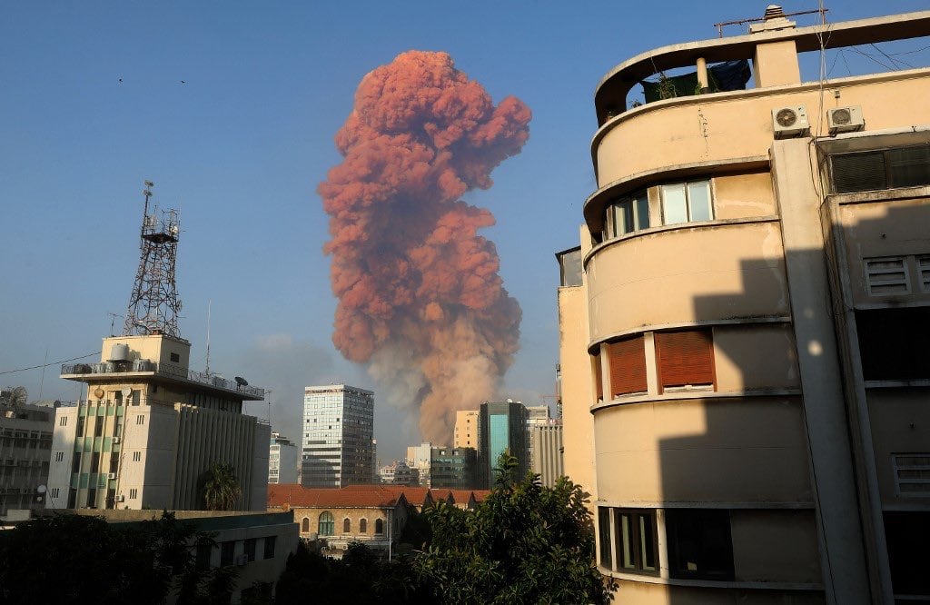 الدخان يتصاعد من موقع انفجار مرفأ بيروت