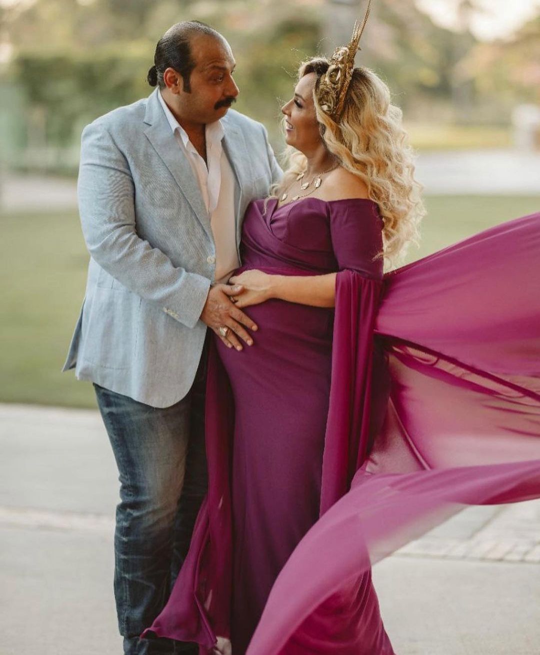 محمد ثروت وزوجته فى جلسة تصوير الحمل (3)