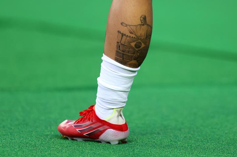 البرازيلية ليتيسيا سانتوس تحمل وشمًا على ساقها خلال مباراة كرة القدم في ربع النهائي