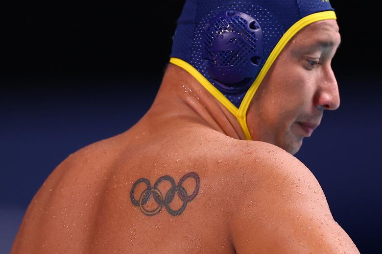 وشم شعار الأولمبياد على ظهر رستم أوكومانوف من كازاخستان في كرة الماء للرجال