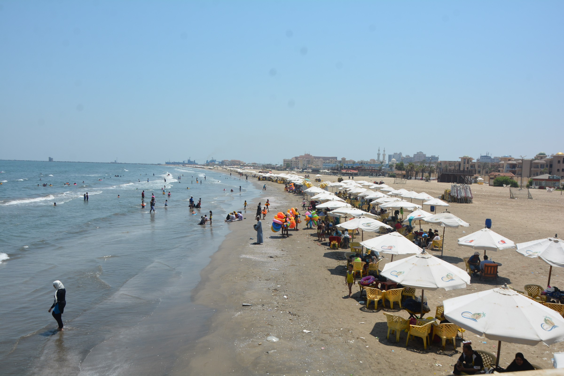 المصطافين على الشاطئ بمحافظة بورسعيد