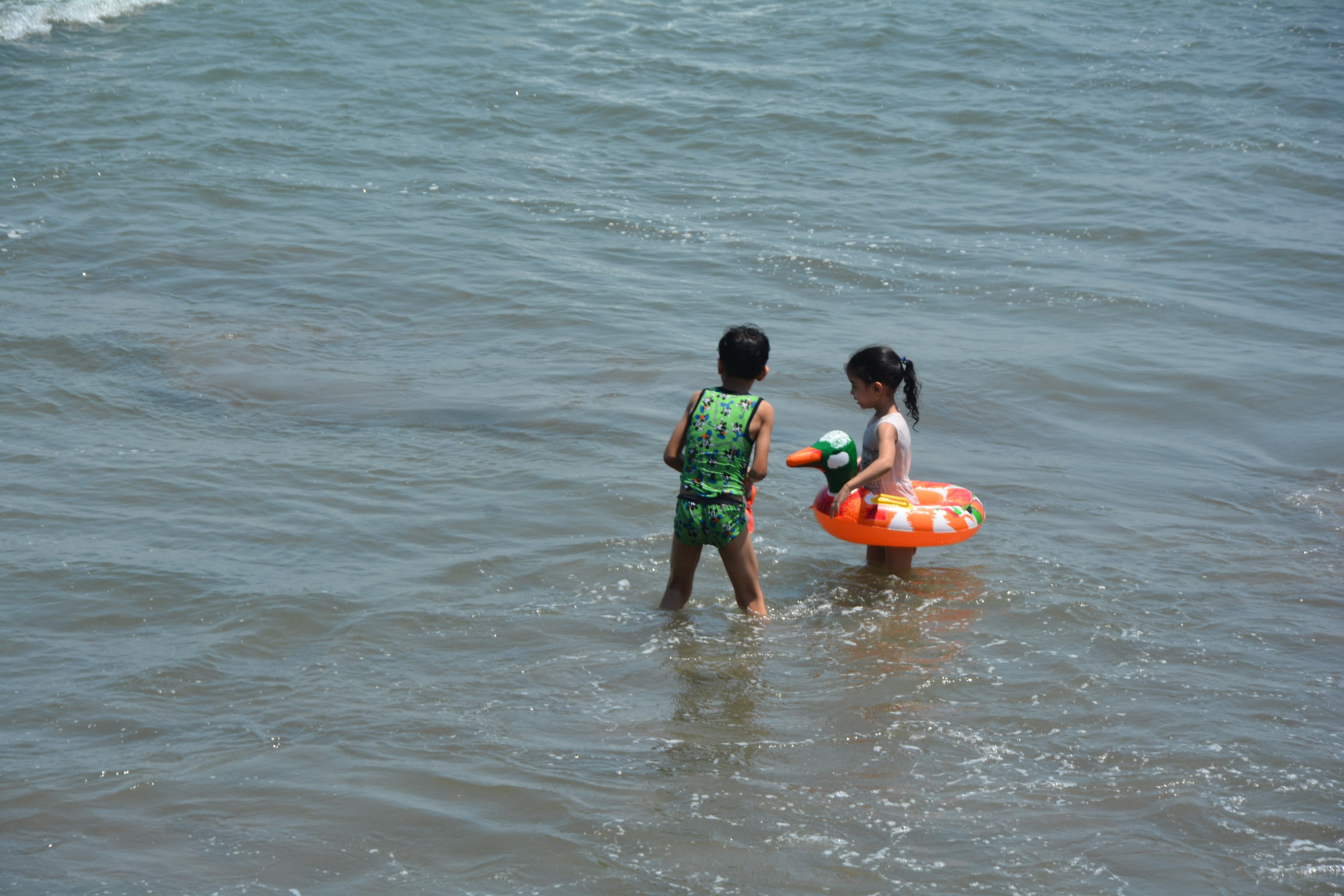 الأطفال داخل مياه البحر بمحافظة بورسعيد