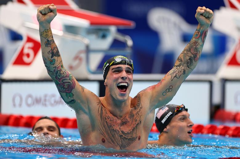 البرازيلي برونو فراتوس بعد فوزه بالميدالية البرونزية 50 متر سباحة حرة