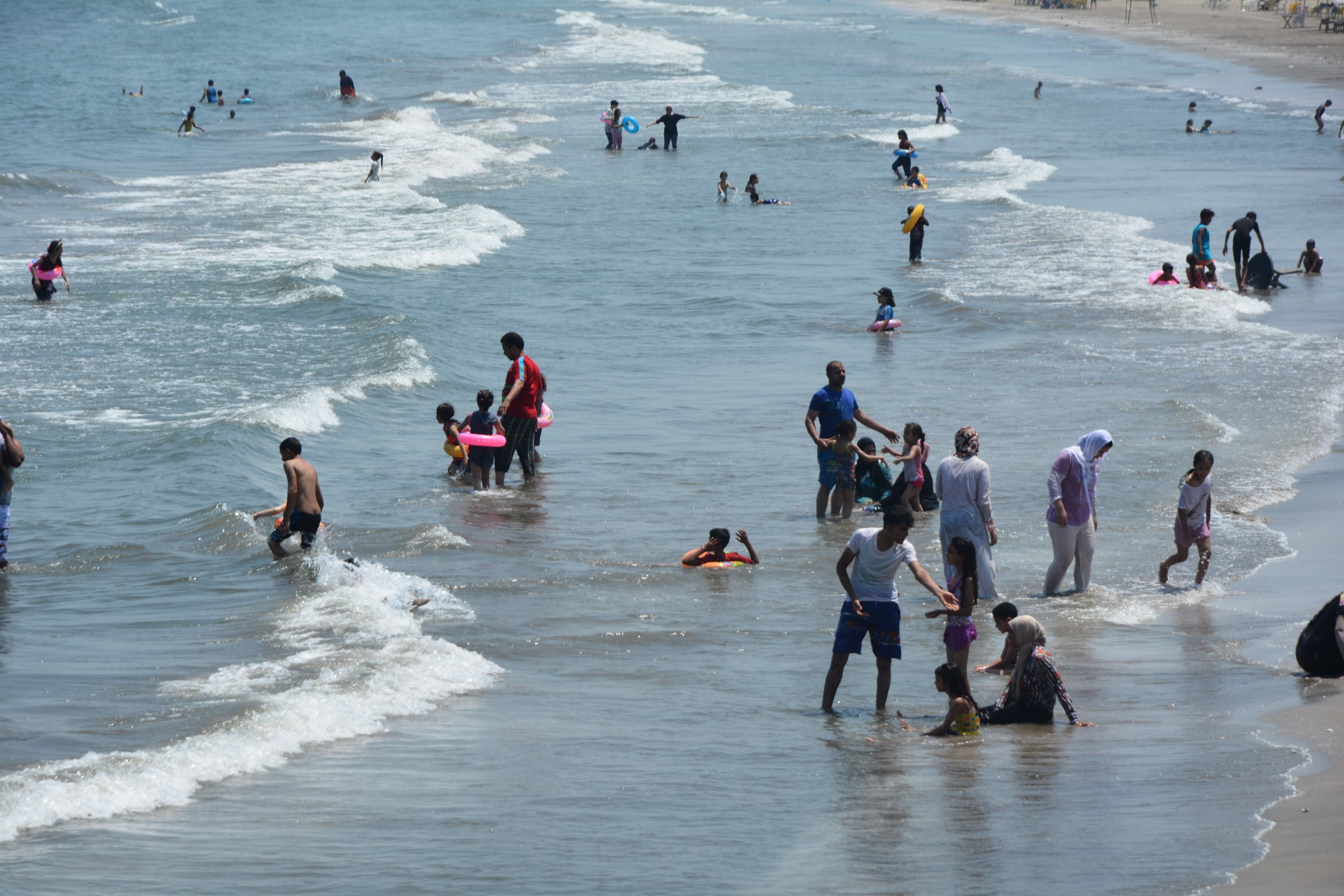 إقبال كبير من المصيفين على شاطئ بورسعيد