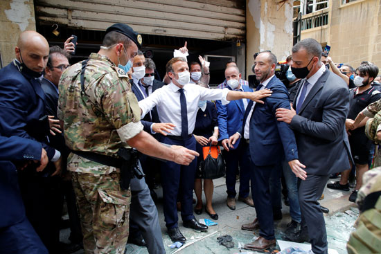 الرئيس الفرنسى فى شوارع بيروت عقب الانفجار