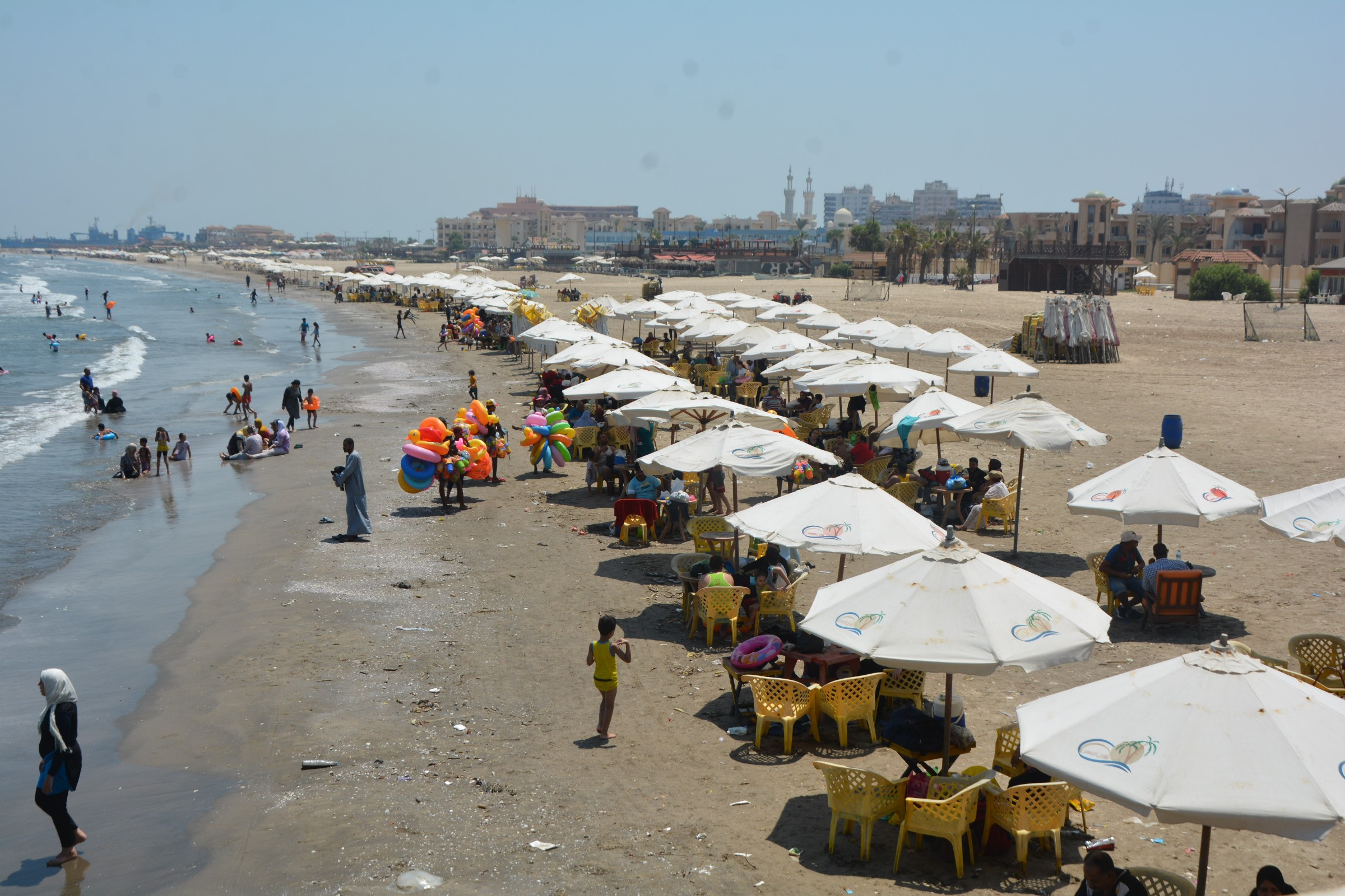 جانب من إقبال الأهالي على الشاطئ ببورسعيد
