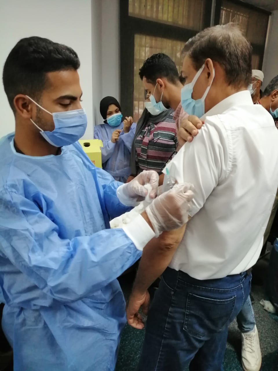 تطعيم الإداريين بجامعة حلوان بلقاح كورونا
