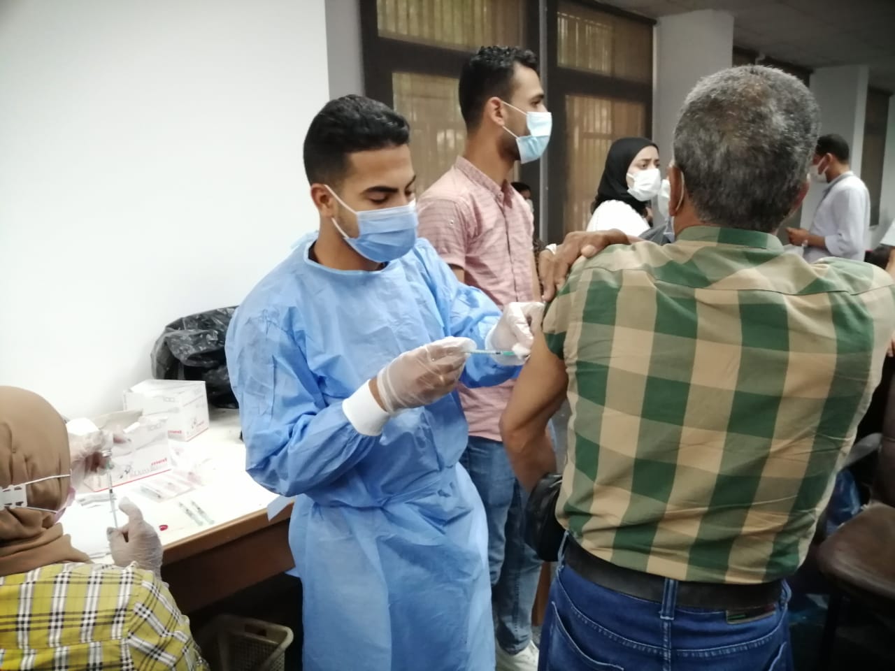 تطعيم أعضاء هيئة التدريس بجامعة حلوان