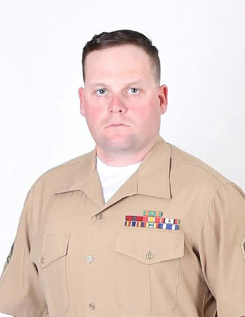 الرقيب في البحرية الأمريكية تايلور هوفر