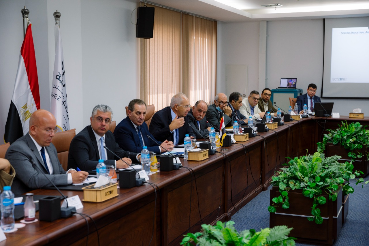 المهندس يحيى زكى يشرح للوفد الروسي