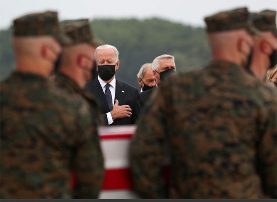 الرئيس جو بايدن خلال نقل رفات أفراد الخدمة الأمريكية الذين قتلوا في تفجير كابول