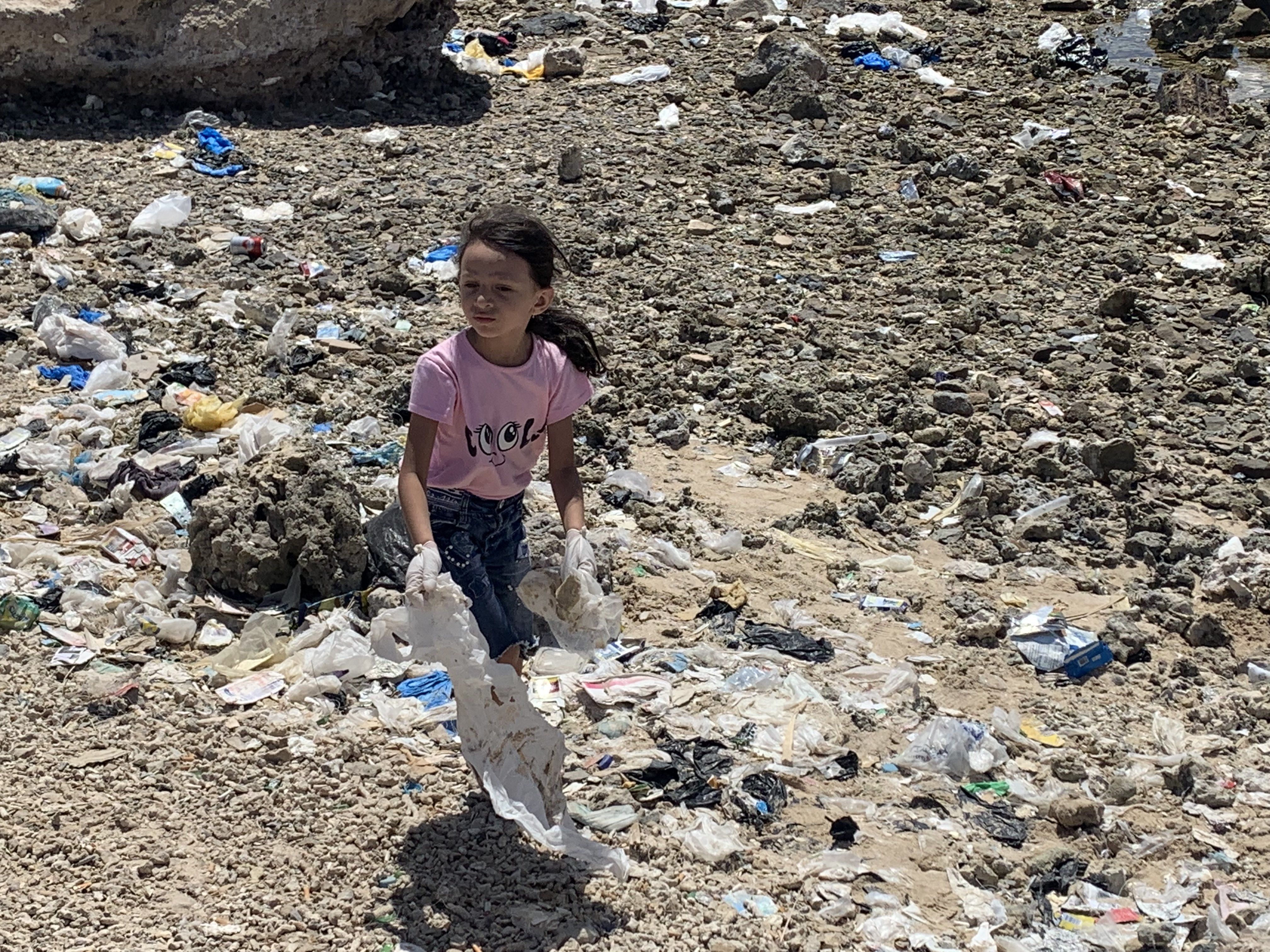 طفلة تشارك فى حملة التنظيف