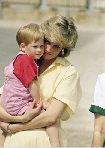 الأميرة ديانا تحمل ابنها هاري بين ذراعيها في إسبانيا، عام 1987