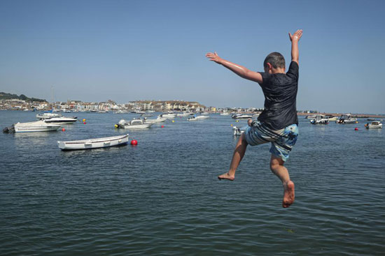 طفل يقفز فى مياه نهر تيجن