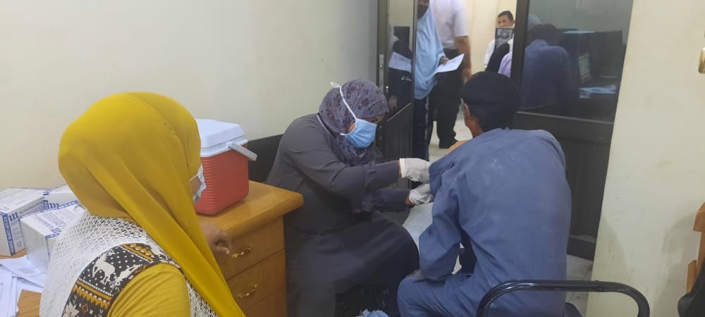مجموعة متنقلة لتطعيم 200 من الموظفين والعاملين بمدينة البياضية