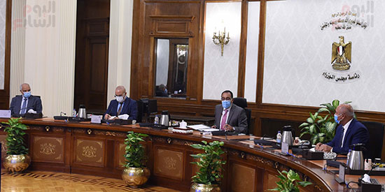 رئيس الوزراء يستعرض مقترحا بشأن إنشاء تشغيل محطة حافلات مركزية  (2)