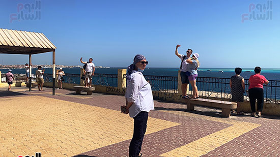 السياح يلتقطون الصور السيلفى على الكورنيش