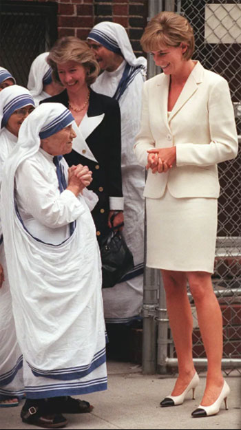 الأم تيريزا تودع الأميرة ديانا بعد لقائهما في نيويورك، الولايات المتحدة