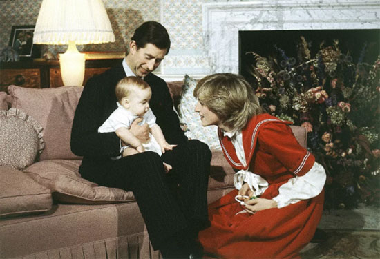 الأمير ويليام (6 شهور) بين والديه الأمير تشارلز ووالدته الأميرة ديانا