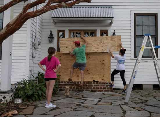 الإعصار أضر بوجهات المنازل