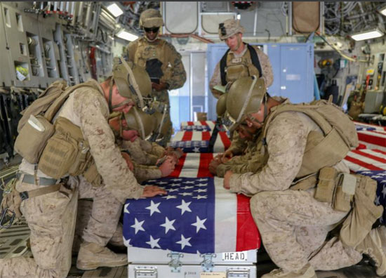 جنود مشاة البحرية الأمريكية يقبلون جثامين جنودهم الذين سقطوا في القتال