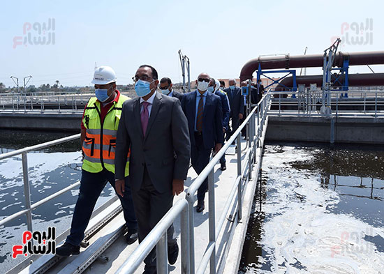 رئيس الوزراء يتفقد أعمال توسعات ورفع كفاءة محطة معالجة مياه  (11)