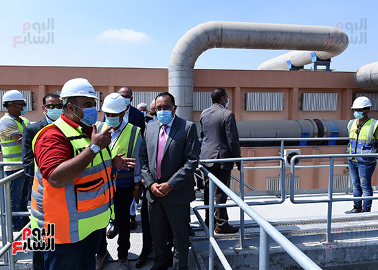 رئيس الوزراء يتفقد أعمال توسعات ورفع كفاءة محطة معالجة مياه  (9)
