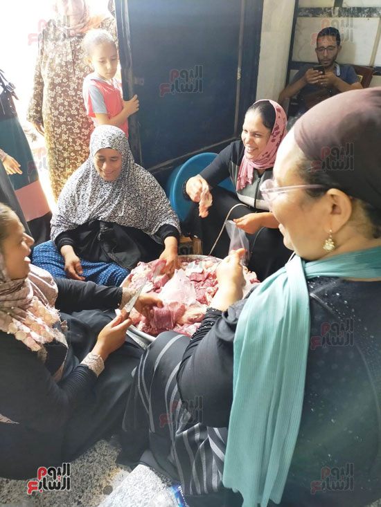 فرحة-السيدات-بعد-رجوع-الطفل-وذبح-العجول