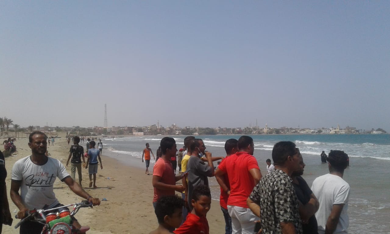 المواطنين على الشاطئ (2)