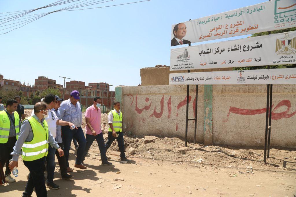 رئيس المصرية للاتصالات يتفقد حياة كريمة بالغربية