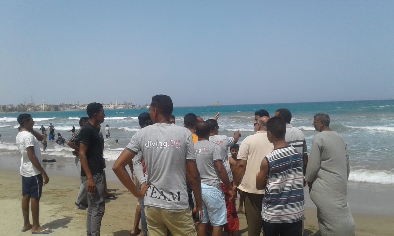 المواطنين على الشاطئ خلال انتظارهم الجثامين