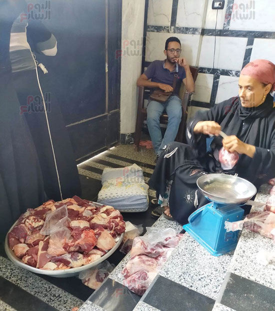 تكيس-اللحوم-بعد-ذبحها-وتوزيعها-على-الاسر