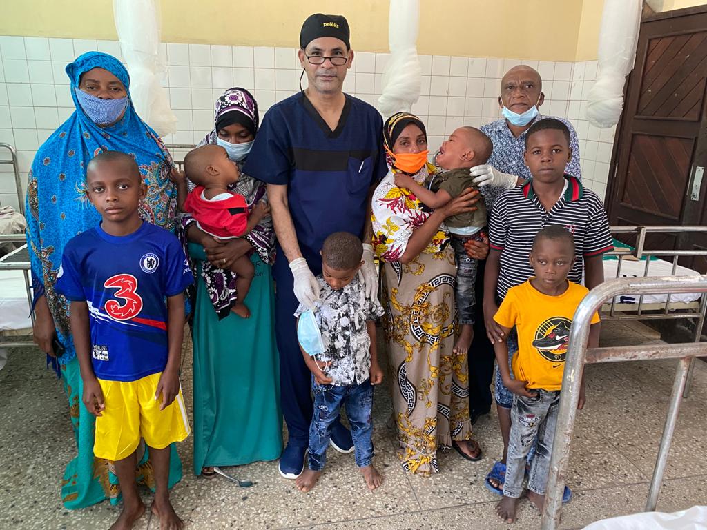 رئيس القافلة الطبية مع الأهالى فى دولة تنزانيا